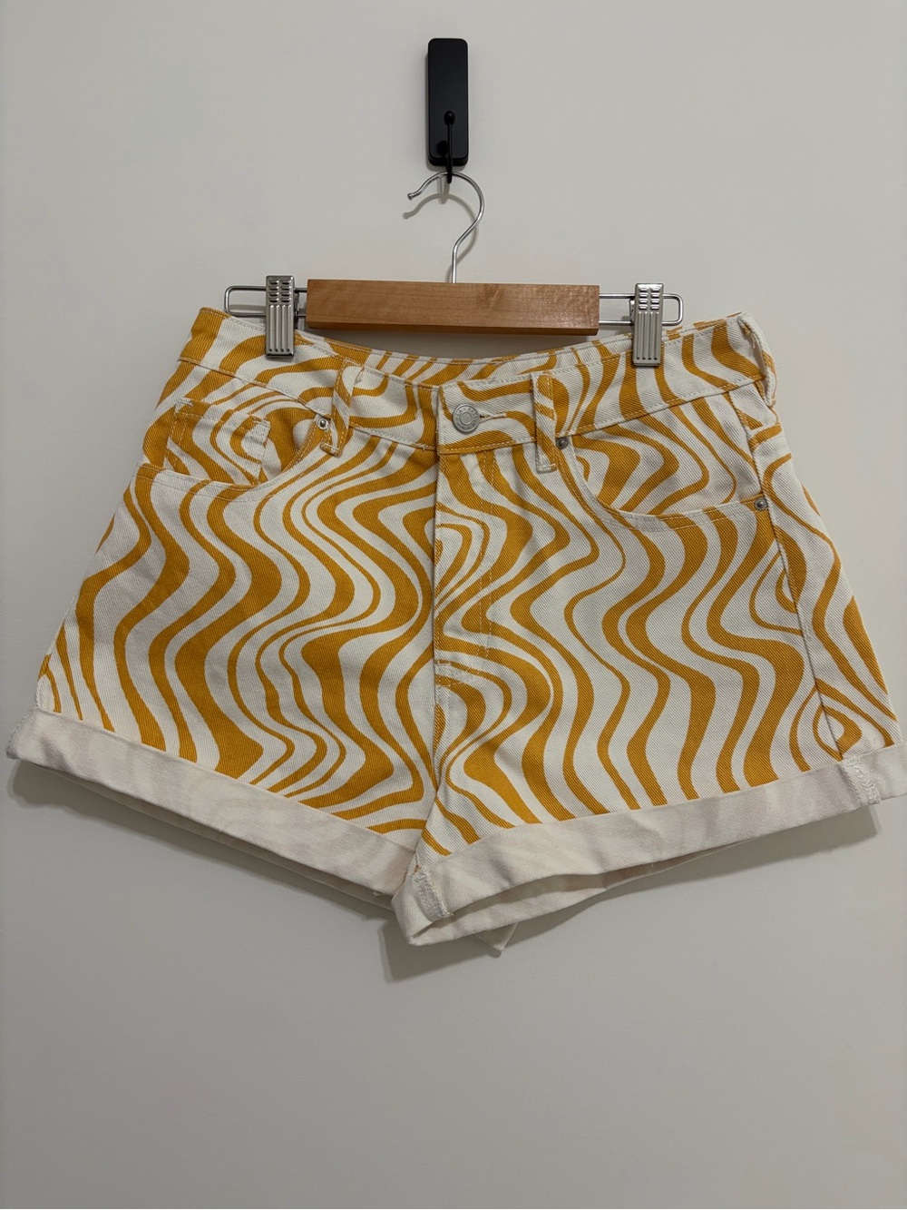 Retro White and Yellow Wave-Print Denim Shorts